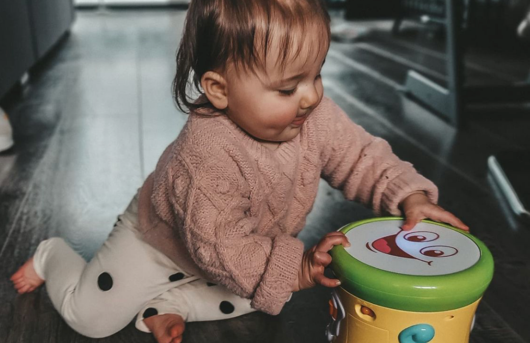 Nora met de DEPLAY Muziek Drum