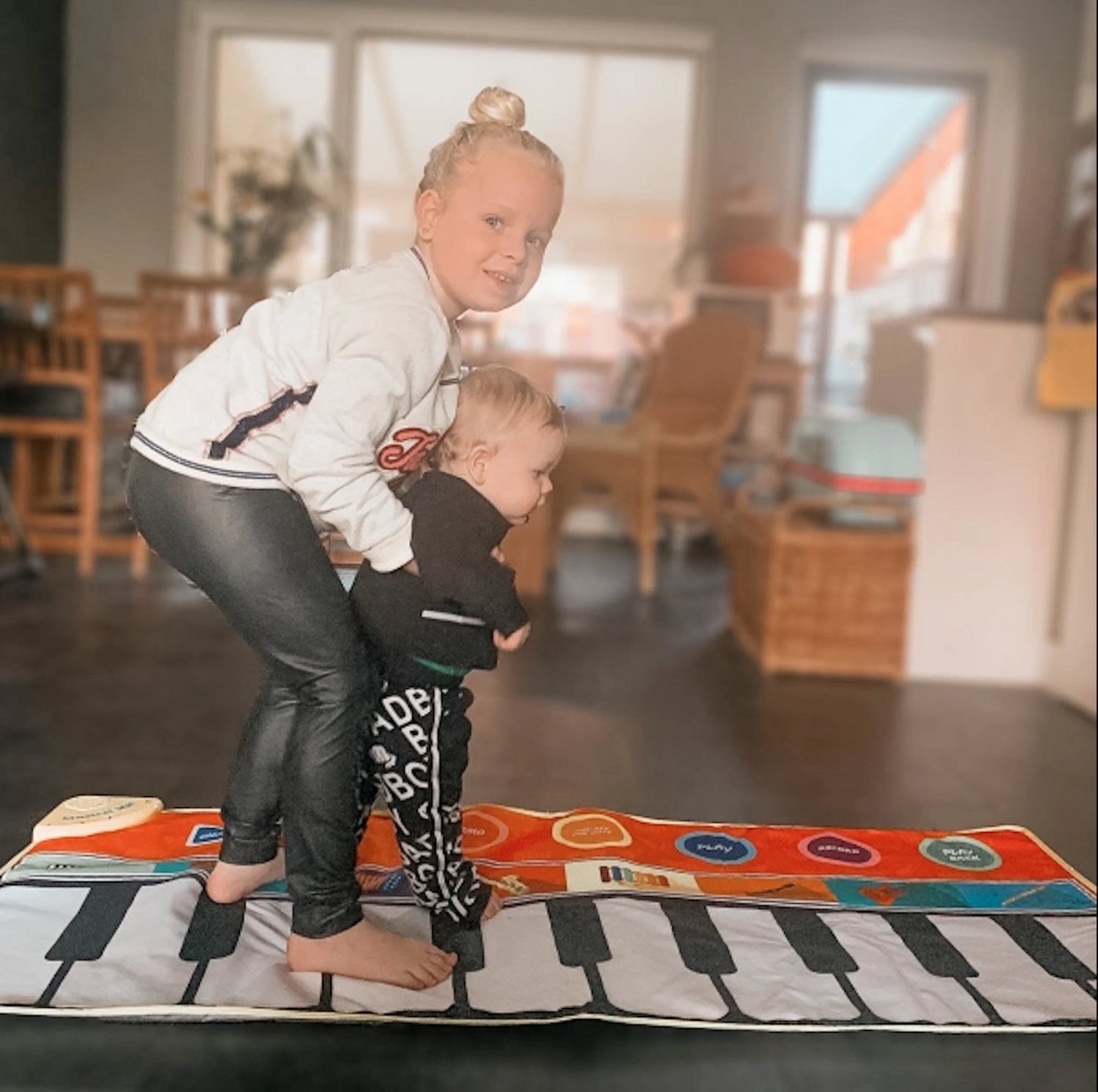 Aymee en Finn op de DePlay Piano Mat