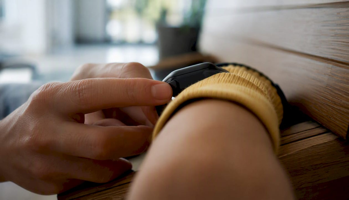 Vinger drukt op de fysieke noodknop van het kinderhorloge