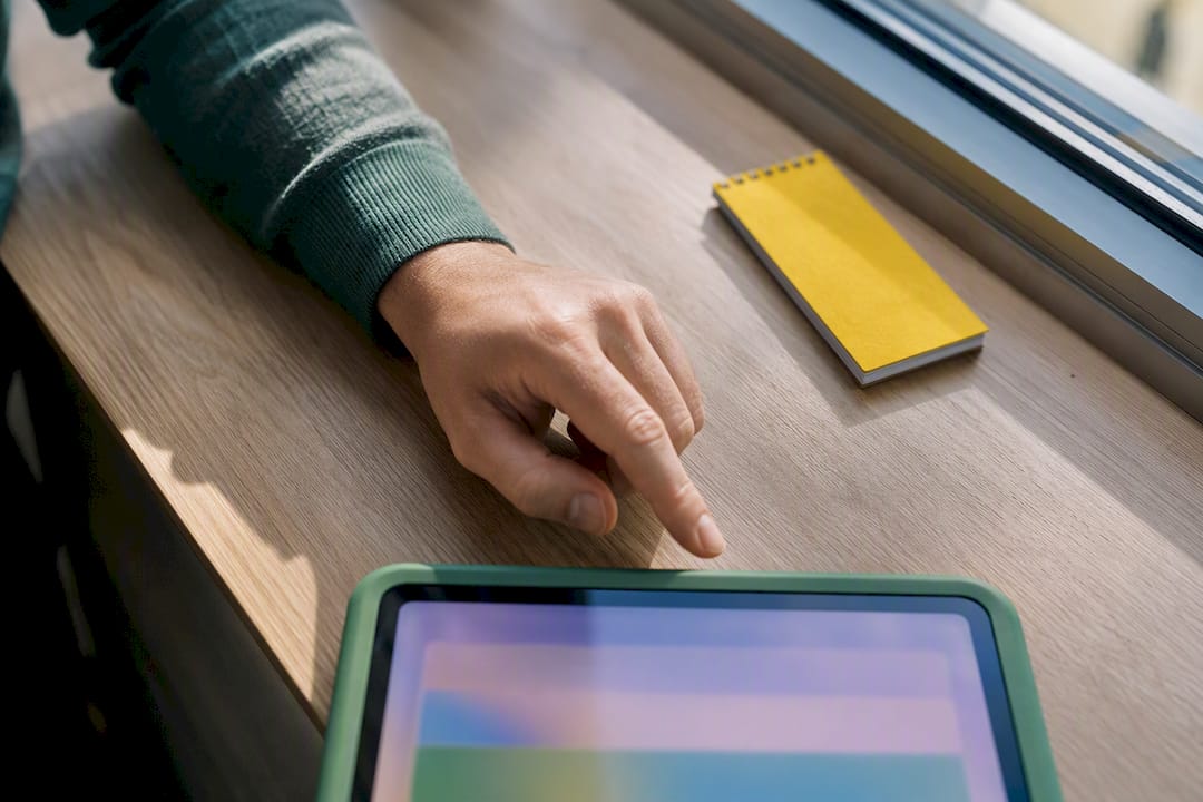 Ouder test de ouderlijke controle op een kindertablet